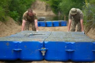Ukrajinská armáda je nezastavitelná. Za 15 minut smontuje primitivní plastový most dlouhý i 30 m a přepraví lehkou techniku